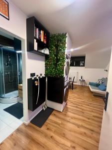 une cuisine et un salon avec une plante sur le mur dans l'établissement Sport & Sunny Cosy Alpine Retreat, à Kranjska Gora