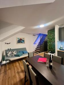 un salon avec une table et un canapé dans l'établissement Sport & Sunny Cosy Alpine Retreat, à Kranjska Gora