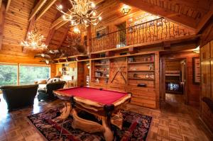 een kamer met een tafeltennistafel in een hut bij Grayling Gem Royal Stag Serene 6BDR Lodge 5605 in Grayling
