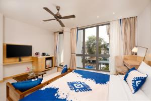 Телевизор и/или развлекательный центр в The Astor - All Suites Hotel Candolim Goa