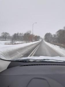 GolenicePaulo的积雪覆盖的道路，汽车挡风玻璃上积雪