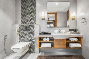 Ванная комната в The Astor - All Suites Hotel Candolim Goa