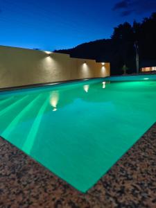 ein leerer Swimmingpool in der Nacht mit Lichtern in der Unterkunft Kuca sa bazenom u prirodi in Krupa na Vrbasu