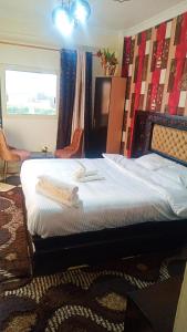 ein Schlafzimmer mit einem großen Bett in einem Zimmer in der Unterkunft pyramids show hotel in Kairo