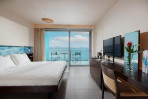 TV a/nebo společenská místnost v ubytování Kos Aktis Art Hotel