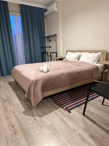 巴統的住宿－Orange Batumi Travel，一间卧室设有一张大床和一个窗户。