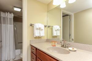 Koupelna v ubytování Beautiful 2 King BDR with a Loft Golf Course Condo 5569 + 66 fotografií