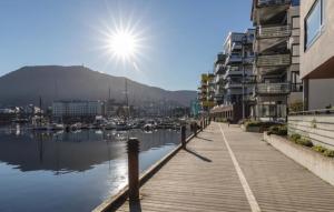 een promenade naast een jachthaven met boten in het water bij Modern apartment in the center of Bergen in Bergen