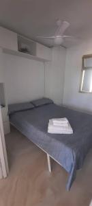 Posteľ alebo postele v izbe v ubytovaní Marbella beachfront apartment Romana Playa Elviria