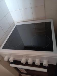 eine Mikrowelle auf einem Herd in der Unterkunft Appartement cosy à Grosseto-Prugna - Vue sur la mer, 42 m² in Grosseto-Prugna