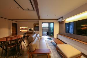 un soggiorno con divano e tavolo di ROMANSTAY a Takayama