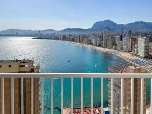 ein Blick auf einen Strand von einem Balkon einer Stadt in der Unterkunft BALCÓN AL MEDITERRÁNEO Y SKYLINE DE BENIDORM in Benidorm