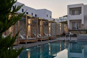 A piscina localizada em Mykonos Kosmoplaz Beach Resort Hotel ou nos arredores