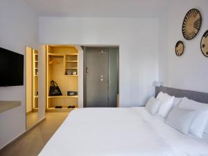 Cama ou camas em um quarto em Mykonos Kosmoplaz Beach Resort Hotel