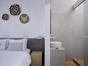 Cama ou camas em um quarto em Mykonos Kosmoplaz Beach Resort Hotel