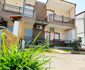 una casa con balcones y plantas frente a ella en Apartments Spartacus en Polykhrono