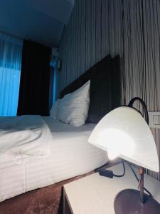 Tempat tidur dalam kamar di Friday Hotel