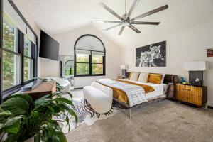 Ένα ή περισσότερα κρεβάτια σε δωμάτιο στο Peaceful Luxury Unique 3 BDR Home with Cinema Gym and more