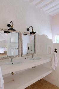 un bagno con due lavandini e due specchi di Shela Bahari a Shela