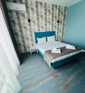 ママイア・ノルドにあるFriday Hotelの青いフロアのベッドルーム1室(ベッド1台付)