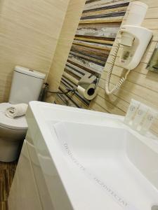 ママイア・ノルドにあるFriday Hotelのバスルーム(トイレ、白い洗面台付)