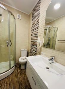 ママイア・ノルドにあるFriday Hotelのバスルーム(洗面台、トイレ、鏡付)