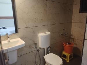 Ett badrum på Janardhana Residency