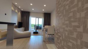 un salon avec un bureau et une chambre avec un mur dans l'établissement Skiper Apartments & Golf Resort, à Savudrija