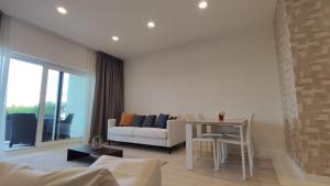 - un salon avec un canapé et une table dans l'établissement Skiper Apartments & Golf Resort, à Savudrija