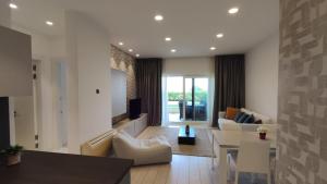 uma sala de estar com um sofá e uma mesa em Skiper Apartments & Golf Resort em Savudrija