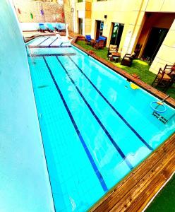 uma grande piscina com água azul em King Suites Hotel em Beirute