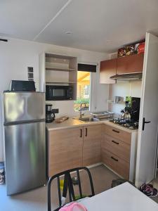 Η κουζίνα ή μικρή κουζίνα στο Mobilhome 6 personnes camping la falaise