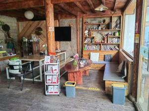TV a/nebo společenská místnost v ubytování Lijiang Adventure Inn