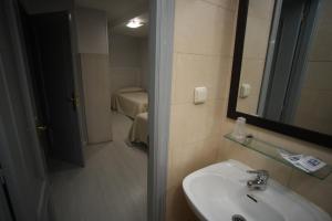 Koupelna v ubytování Hostal Santa Barbara + 9 fotografií