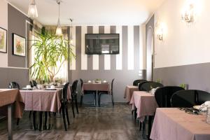 Hotel Volta في بادوفا: صالة طعام المطعم مع طاولات وكراسي
