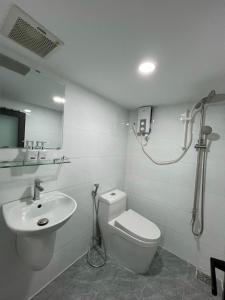 e bagno con servizi igienici, lavandino e doccia. di Cozy Duplex Apartment near Bui Vien, Ben Thanh Market ad Ho Chi Minh