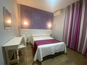 Postel nebo postele na pokoji v ubytování Hostal Sonia Granada