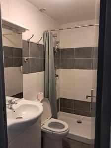 a bathroom with a toilet and a sink and a shower at Charmante Maison à 15 minutes de la place Comédie in Montpellier