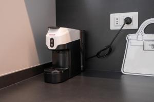 a coffee machine in a room next to a purse at L'angolo di Noe in Senigallia