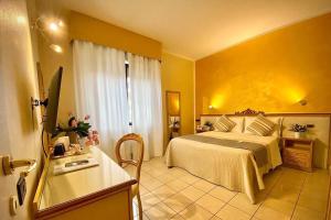 Rúm í herbergi á Piccolo Hotel Nogara