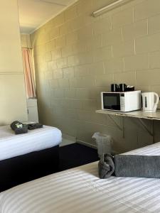 Postel nebo postele na pokoji v ubytování Clermont Hotel Motel