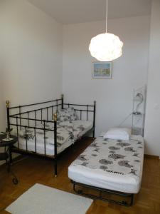 sypialnia z 2 łóżkami piętrowymi i żyrandolem w obiekcie Guest house - Maison d'hôtes "Relais des Saars" w mieście Neuchâtel