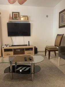 Televisyen dan/atau pusat hiburan di Mika’s Poolhouse