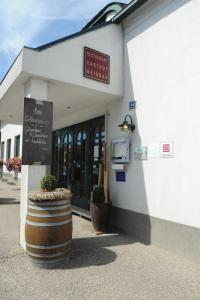 ein Restaurant mit einem Schild an der Seite eines Gebäudes in der Unterkunft Hotel & Restaurant Braunstein - Pauli´s Stuben in Purbach am Neusiedlersee