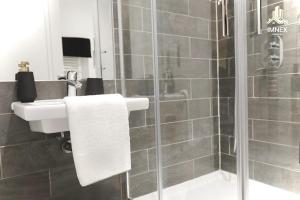 Ένα μπάνιο στο 2BR Luxury Flat Belfast City Centre , free snacks & free Netflix