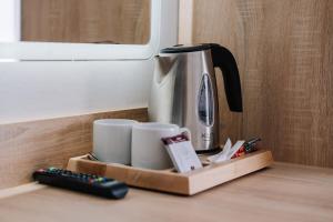 a coffee maker and coffee cups on a table at DW Turysta in Licheń Stary
