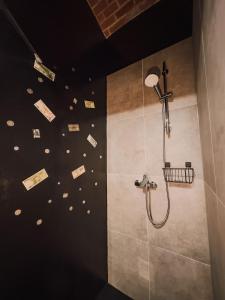 Un baño de Apartament w Twierdzy 39 fotos más