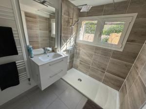 ペロルにあるNouveau Appartement PEROLS rénové en 2024の洗面台、シャワー、窓のあるバスルーム