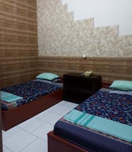 een kamer met 2 bedden en een telefoon. bij ADA Homestay in Borobudur