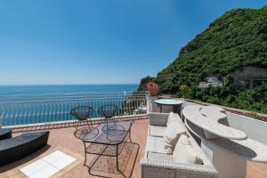 Elle comprend un balcon offrant une vue sur l'océan. dans l'établissement Hostel Brikette, à Positano